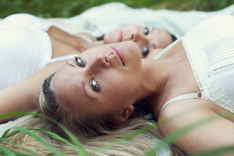 sisters, conceptual, portrait, porträtt, Göteborg, Sweden, syster, grass, laying